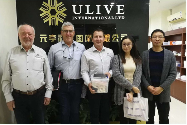Equipo de gesti&oacute;n de la f&aacute;brica de papel Ulive con clientes globales