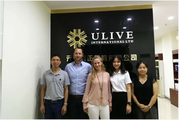 Equipo de fabricaci&oacute;n de productos de papel Ulive en la sala de exposici&oacute;n de la f&aacute;brica